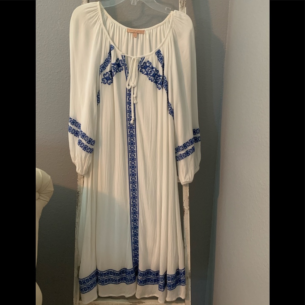 Gibson Latimer white and blue embroidered dress